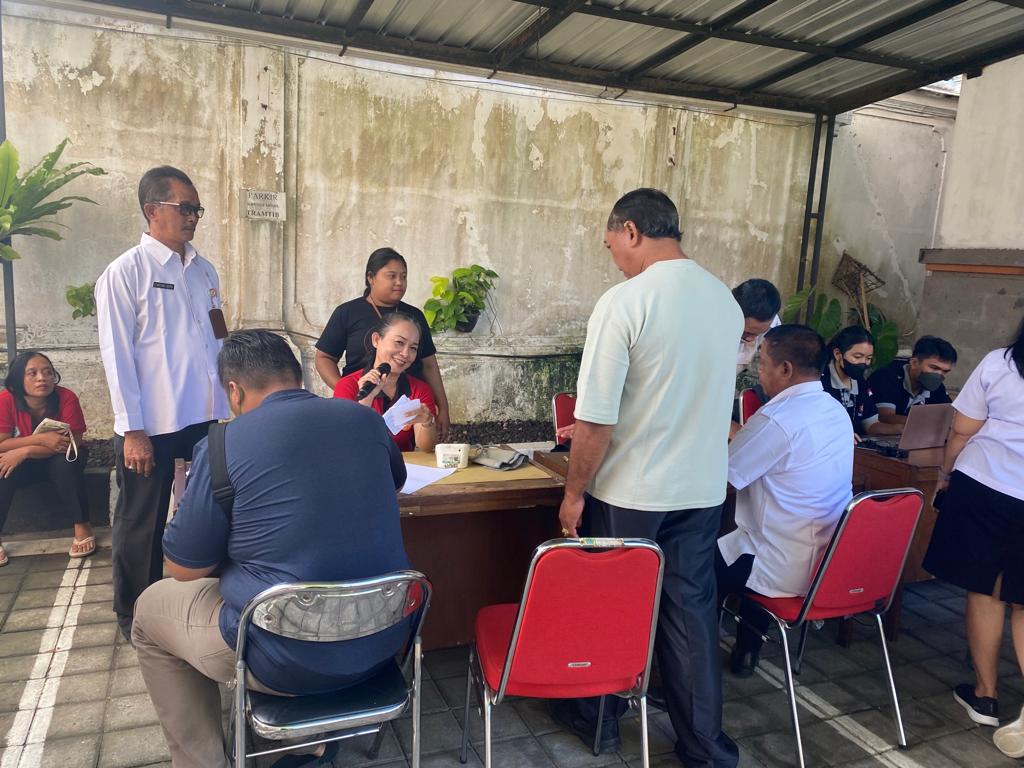 Antusias Seluruh Staf Kecamatan Denpasar Utara Melaksanakan Vaksin Booster