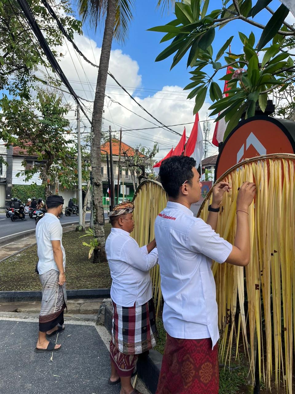 Kebersamaan Menghias Kantor Persiapan HUT RI ke 97