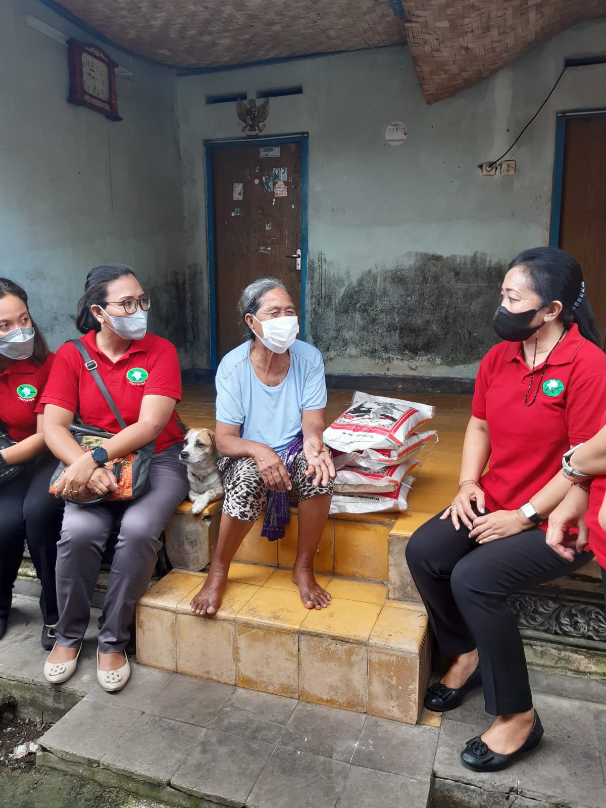 Dokumentasi penyerahan sembako untuk lansia di Kelurahan Peguyangan 3
