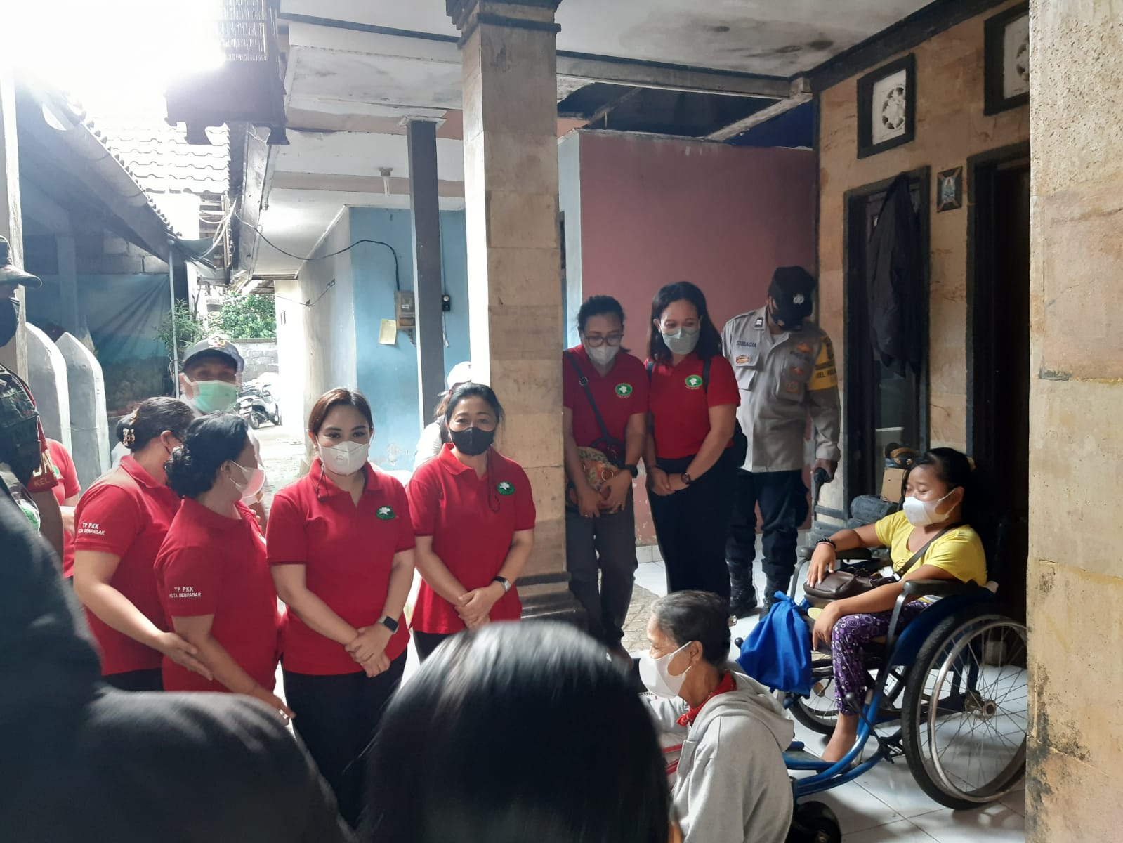 Dokumentasi penyerahan sembako untuk lansia di Kelurahan Peguyangan 1