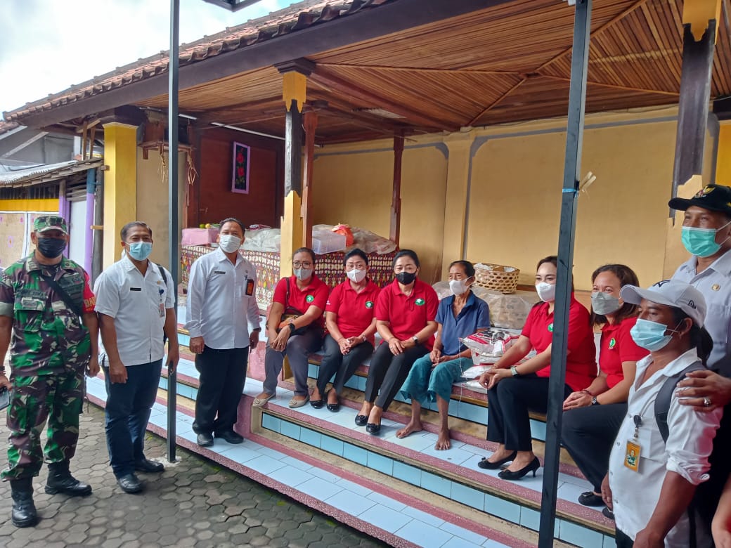Dokumentasi penyerahan sembako untuk lansia di Kelurahan Peguyangan