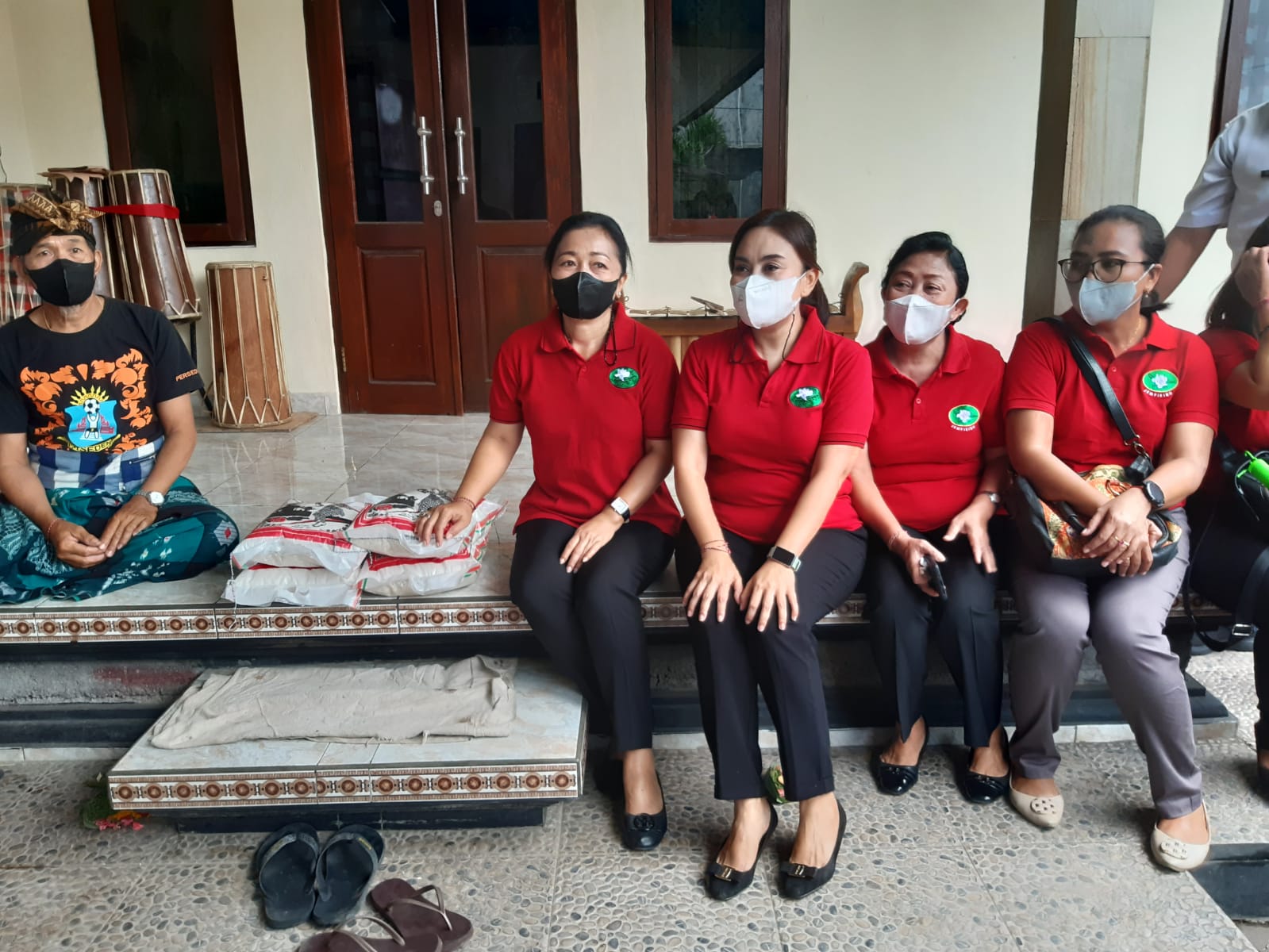 Dokumentasi penyerahan sembako untuk lansia di Kelurahan Peguyangan 4